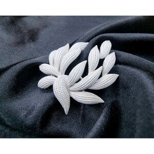 Vintage 1960s Trifari Unsigned White Enamel Leaf Brooch Pin Gold-Tone Brooch